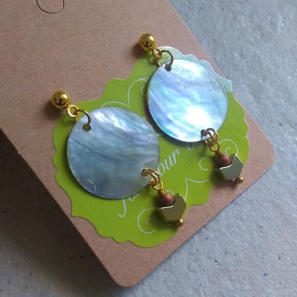 Iridescent Dove Grey Shimmering Shell Earrings - Lightweight Feminine Subtle - Picture 2 of 11